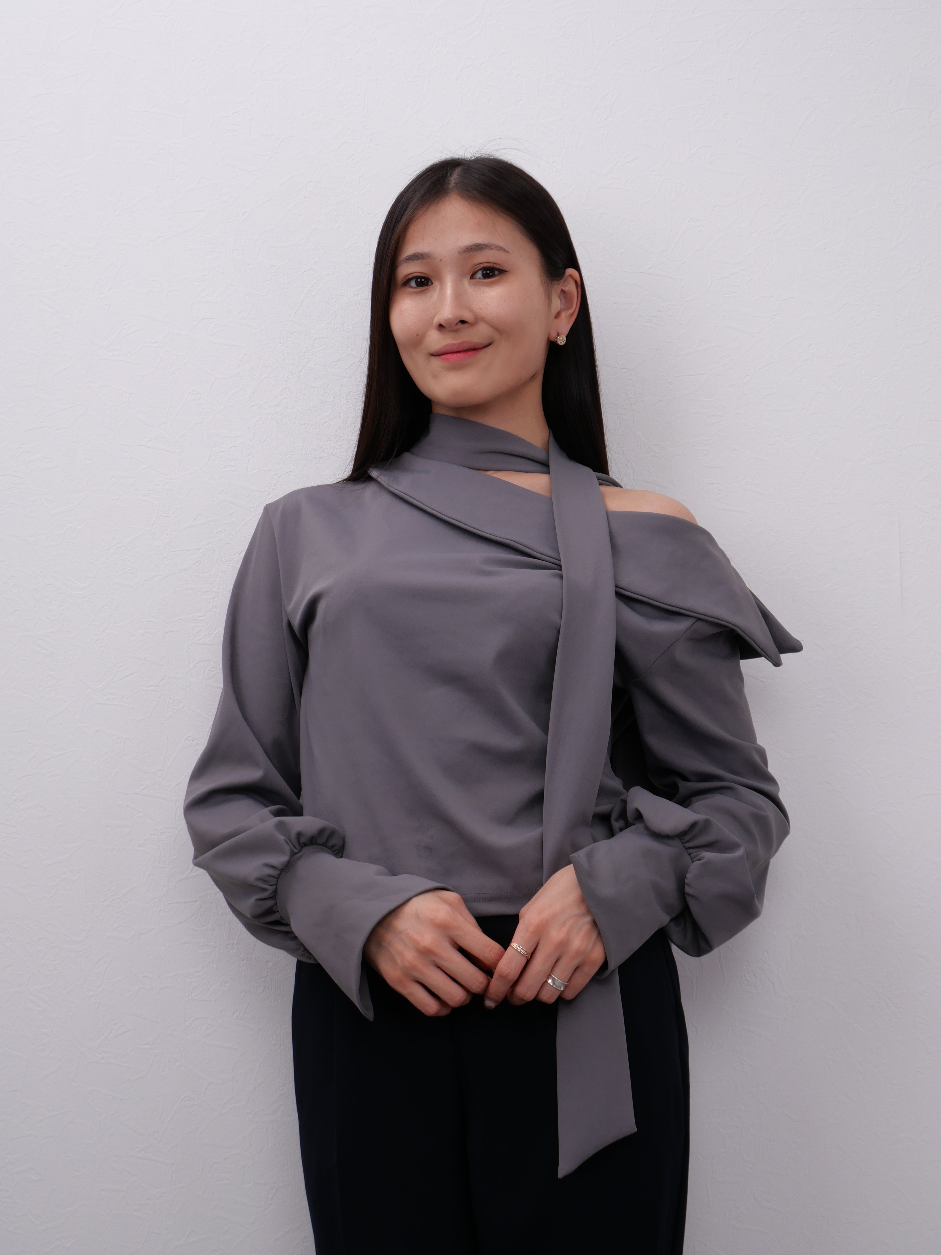 【あさみの私服】A011（DAZY タイアップ付き ネック ドロップシ ヨルダートップス ブラウスレディース グレー/JP-S（S）